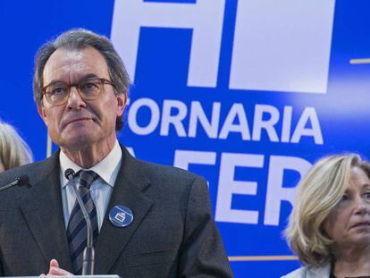 El expresidente Artur Mas, junto a Joana Ortega e Irene Rigau, tras hacerse p&uacute;blica la condena de inhabilitaci&oacute;n.