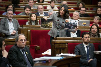 Inés Arrimadas muestra a Quim Torra imágenes de las acciones de los CDR.