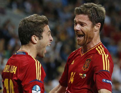 Jordi Alba celebra su gol con Xabi Alonso.