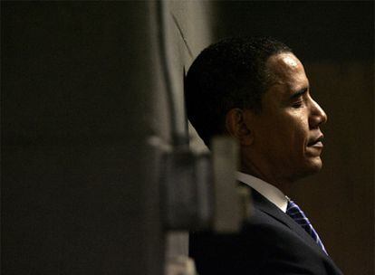 Barack Obama espera antes de un mitin en Dakota del Sur.