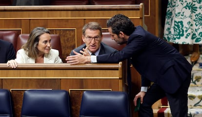 El líder del PP, Alberto Núñez-Feijóo (en el centro), la portavoz del partido, Cuca Gamarra, y el diputado popular Borja Semper, el jueves en el Congreso de los Diputados.