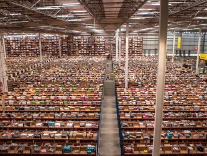 Trabajadores empujan carritos a través de un centro de distribución y cumplimiento de MercadoLibre Inc. en Cajamar, estado de Sao Paulo, Brasil, en noviembre de 2020.