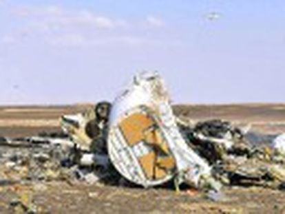 Un grupo yihadista fiel al Estado Islámico afirma haber atentado contra la aeronave. Lufthansa y Air France deciden evitar el sobrevuelo del Sinaí hasta que se aclaren las causas del siniestro