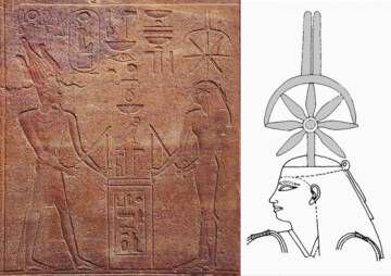 Hatshepsut y Seshat tensando la cuerda en Karnak, e imagen de la diosa con su signo jeroglífico sobre la cabeza.