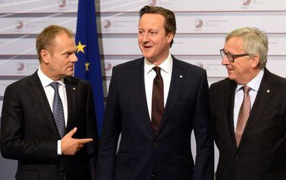 Cameron, flanqueado por Tusk (izquierda) y Juncker, este viernes en Riga.