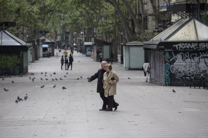 Més coloms que persones a la Rambla en un Sant Jordi de confinament.