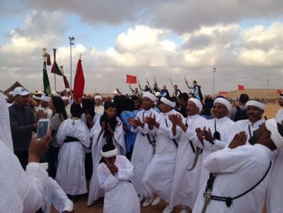 Un grupo saharaui, durante su actuaci&oacute;n en el Moussem de Tan Tan este fin de semana.