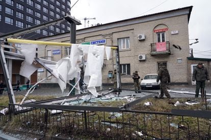 Lugar de Kiev donde en la madrugada del jueves ha caído un proyectil supuestamente lanzado por un avión militar ruso sin causar daños personales