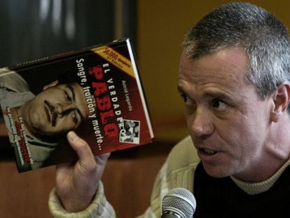 Popeye con un libro sobre el narcotraficante Pablo Escobar