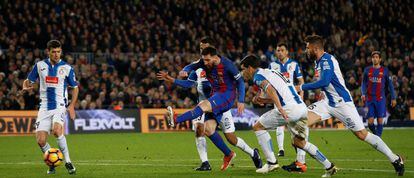 Messi chuta de puntera antes del gol de Suárez.