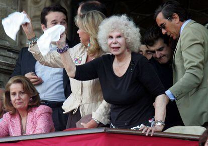 La duquesa de Alba pide la oreja para el novillero Cayetano Rivera Ord&oacute;&ntilde;ez  durante la corrida mixta celebrada en La Maestranza de Sevilla el 1 de mayo de 2006