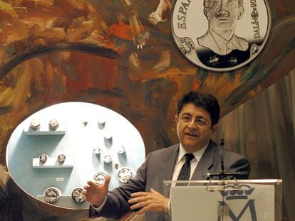 El director general de la Real Casa de la Moneda y Timbre, Sixto Heredia, durante la presentación de la serie de monedas conmemorativas del "Centenario del Nacimiento de Salvador Dalí", en 2004.