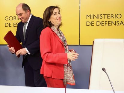 El secretario de Defensa del Reino Unido, Ben Wallace, y la ministra de Defensa española, Margarita Robles, este miércoles en Madrid.