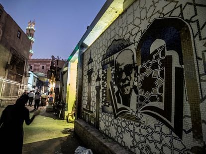Un mural con un retrato del premio Nobel Naguib Mahfouz, en El Cairo.