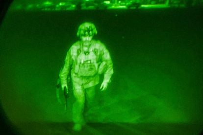 El mayor Chris Donahue, el último militar de EE UU en abandonar anoche Afganistán, en una imagen de cámara de visión nocturna justo antes de subir al C-17 que lo sacó del aeropuerto de Kabul. 