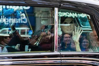 La reina Letizia y el rey Felipe VI, a bordo del Rolls Royce, saludan a los ciudadanos en su trayecto hacia el Palacio Real.