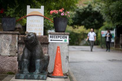 La imagen del oso se ha convertido en el mejor reclamo turístico y acompaña cada paso en Pola de Somiedo. En la imagen, una escultura del animal adorna la entrada a uno de los establecimientos hosteleros del pueblo.