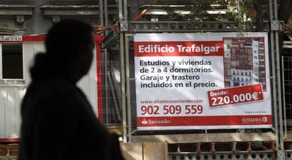 Una mujer pasa ante una promoci&oacute;n de Altamira.