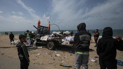 Un camión de una organización humanitaria destruido por un ataque israelí en Deir al Balah, en el sur de Gaza, el 3 de marzo de 2024.