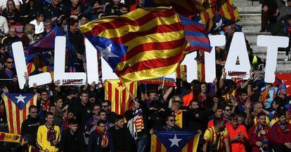 Aficionats del Barça amb estelades i missatges de suport als 'Jordis' i els exconsellers empresonats, en un partit al Camp Nou, aquest desembre.
