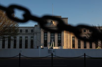 Image of the facade of the United States Federal Reserve.