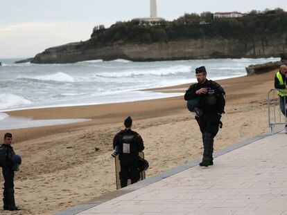 Policías en Biarritz, en el suroeste francés, este martes. 