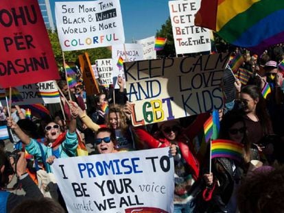 Manifestantes muestran pancartas en la primera manifestación del Orgullo LGTBI en Kosovo, este martes en Pristina.