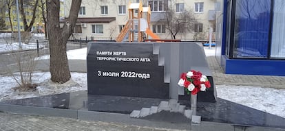 Monumento en Bélgorod a las cinco personas que murieron tras el ataque sufrido en la ciudad el 3 de julio de 2022.