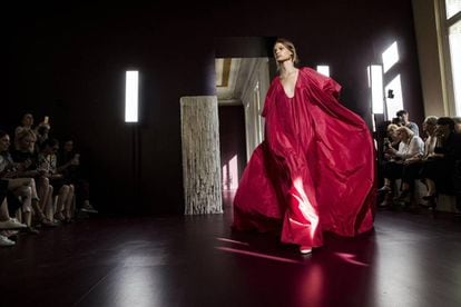 Una modelo presenta una de las creaciones de alta costura para la temporada de otoño/invierno 2017/2018 de Valentino