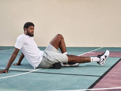 Paul George, alero de Los Angeles Clippers, durante una sesión de masaje.