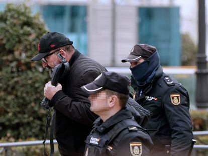 Koldo García, acompañado de dos policías, a su salida de la Audiencia Nacional el pasado jueves tras declarar por el presunto amaño de contratos públicos.