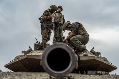 Soldados israelíes preparan un tanque en la frontera entre Israel y la Franja de Gaza, este lunes.  