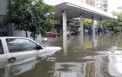 Una gasolinera inundada en una calle de Buenos Aires (Argentina). Las intensas lluvias caídas han ocasionado cinco muertos y anegado varios barrios de la ciudad.