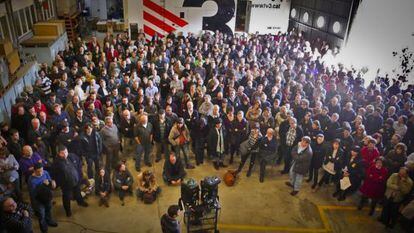 Trabajadores de TV-3, ayer en una asamblea e uno de los estudios de la cadena.