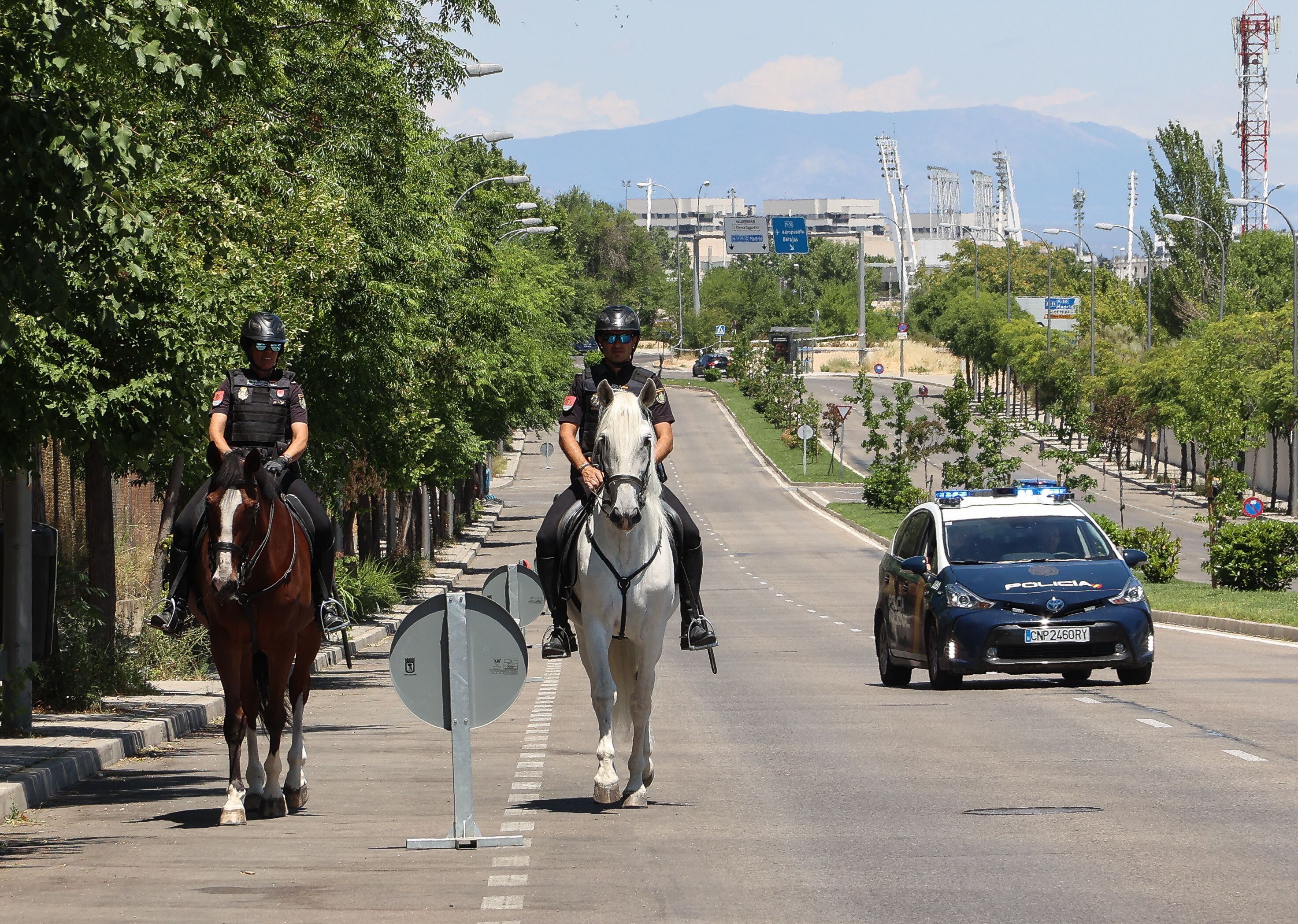 Dos policías a caballo patrullan las calles que rodean los pabellones de IFEMA, donde se celebrará la Cumbre de la OTAN, con la participación de más de 40 dirigentes de estado. 