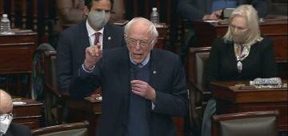 El senador Bernie Sanders habla durante el debate en el Senado en el Capitolio en Washington.