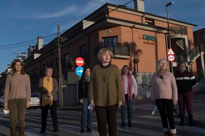Encarna Vera, en el centro, y otros seis familiares de fallecidos en la residencia de ancianos Caser de Santo Ángel, Murcia, que han denunciado al centro.