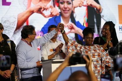 El candidato presidencial de Colombia, Gustavo Petro, acompañado por Francia Márquez, celebra en Bogotá, Colombia, el 13 de marzo de 2022. 