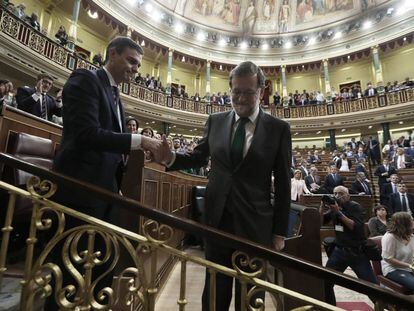 Pedro Sánchez y Mariano Rajoy se saludan tras la moción de censura que llevó al primero a La Moncloa.