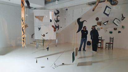 El artista Victor Jaenada y el comisario Pere Llobera, junto a la pieza 'Isabel' que puede ver en el Espai 13 de la Miró de Barcelona.