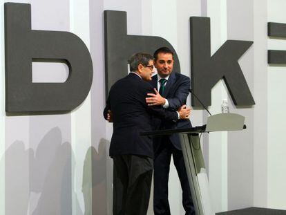 Xabier Sagredo (derecha) abraza a Mario Fernández tras el nombramiento del primero como nuevo presidente de BBK
