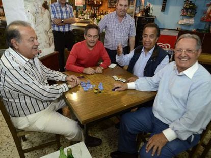 Carlos Slim (izquierda) junto a otros compatriotas mexicanos en el bar Moncho de Avi&oacute;n (Ourense).