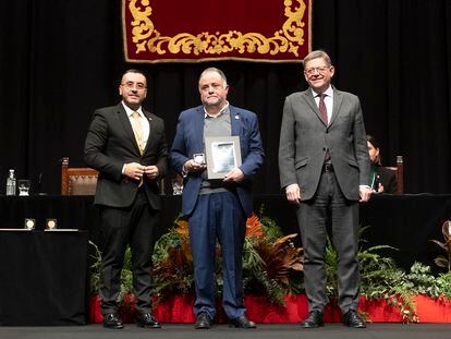 El prior de los carmelitas de Vila-real, David Oliver, entre el alcalde José Benlloch y el Presidente de la Generalitat Ximo Puig, recibe la Medalla de Oro de la ciudad.