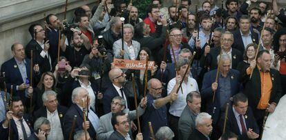 Alcaldes de diferents localitats de Catalunya mostren la seva alegria després d'aprovar-se en el ple la declaració d'independència.