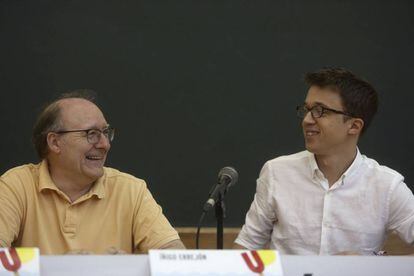 El secretario de An&aacute;lisis Estrat&eacute;gico de Podemos, &Iacute;&ntilde;igo Errej&oacute;n (derecha), y el filos&oacute;fofo Jos&eacute; Luis Villaca&ntilde;as, en la universidad de verano de Podemos.