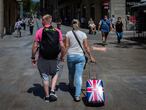 GRAFCAT166. BARCELONA, 27/07/2020.- Una pareja de turistas británicos caminan por el centro de Barcelona este lunes, un día después de que el Reino Unido anunciase que impondrá una cuarentena a los viajeros procedentes de España y después de que el primer ministro francés, Jean Castex, recomendara a sus conciudadanos no visitar Cataluña. EFE/Enric Fontcuberta