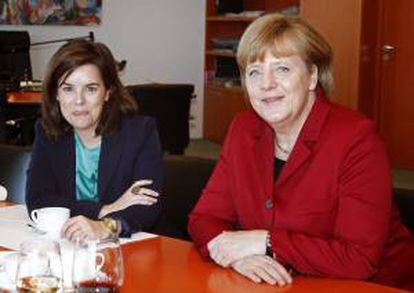 Fotografía facilitada por el Gobierno Federal de Alemania que muestra a la vicepresidenta del Gobierno español, Soraya Sáenz de Santamaría (i) junto a la canciller alemana, Angela Merkel, el pasado mes de marzo. EFE/Archivo