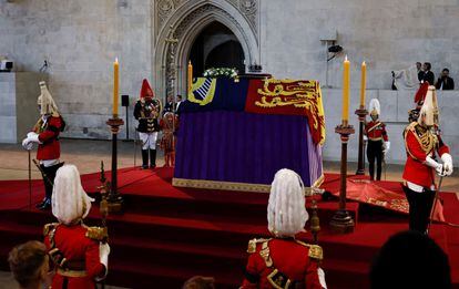 El féretro de la reina de Inglaterra, en el interior de Westminster, donde se ha previsto la capilla ardiente, en Londres, este miércoles.