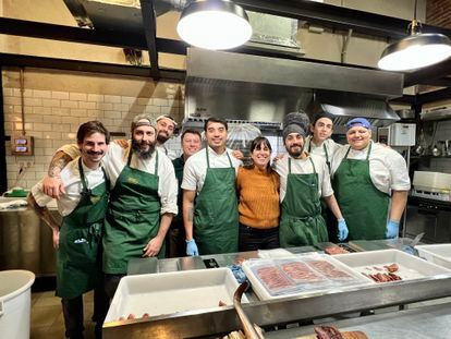 El equipo de cocineros ahumadores de Rooftop Smokehouse al completo, con Buster Turner y Carla Rodamilans.