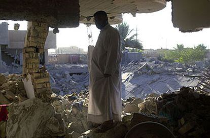 Un vecino de Faluya observa los restos de su casa tras haber sido bombardeada por las fuerzas de EE UU.